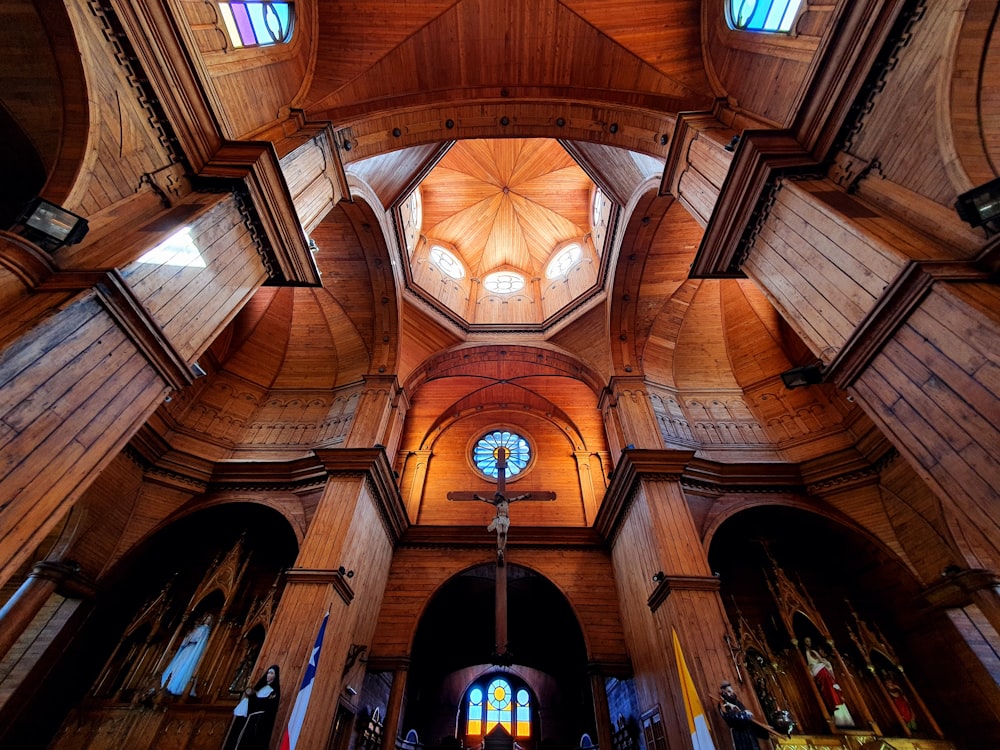 照明器具付きの茶色の木製天井