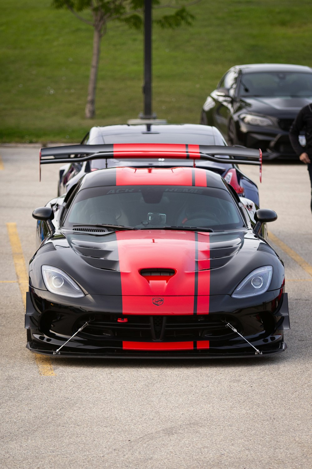 Auto sportiva Ferrari nera e rossa su strada durante il giorno