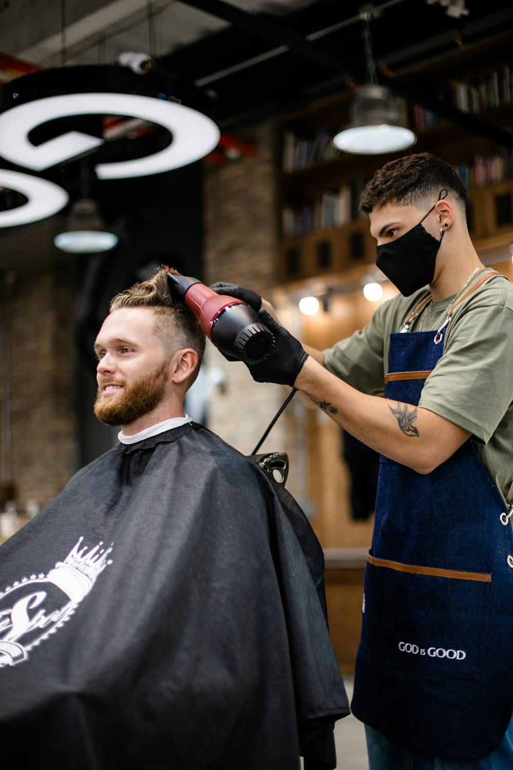 Corte hombre barber fotos de stock, imágenes de Corte hombre barber sin  royalties