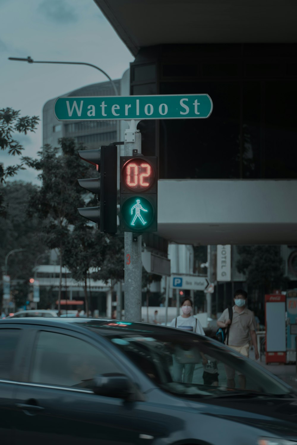 green and white traffic light