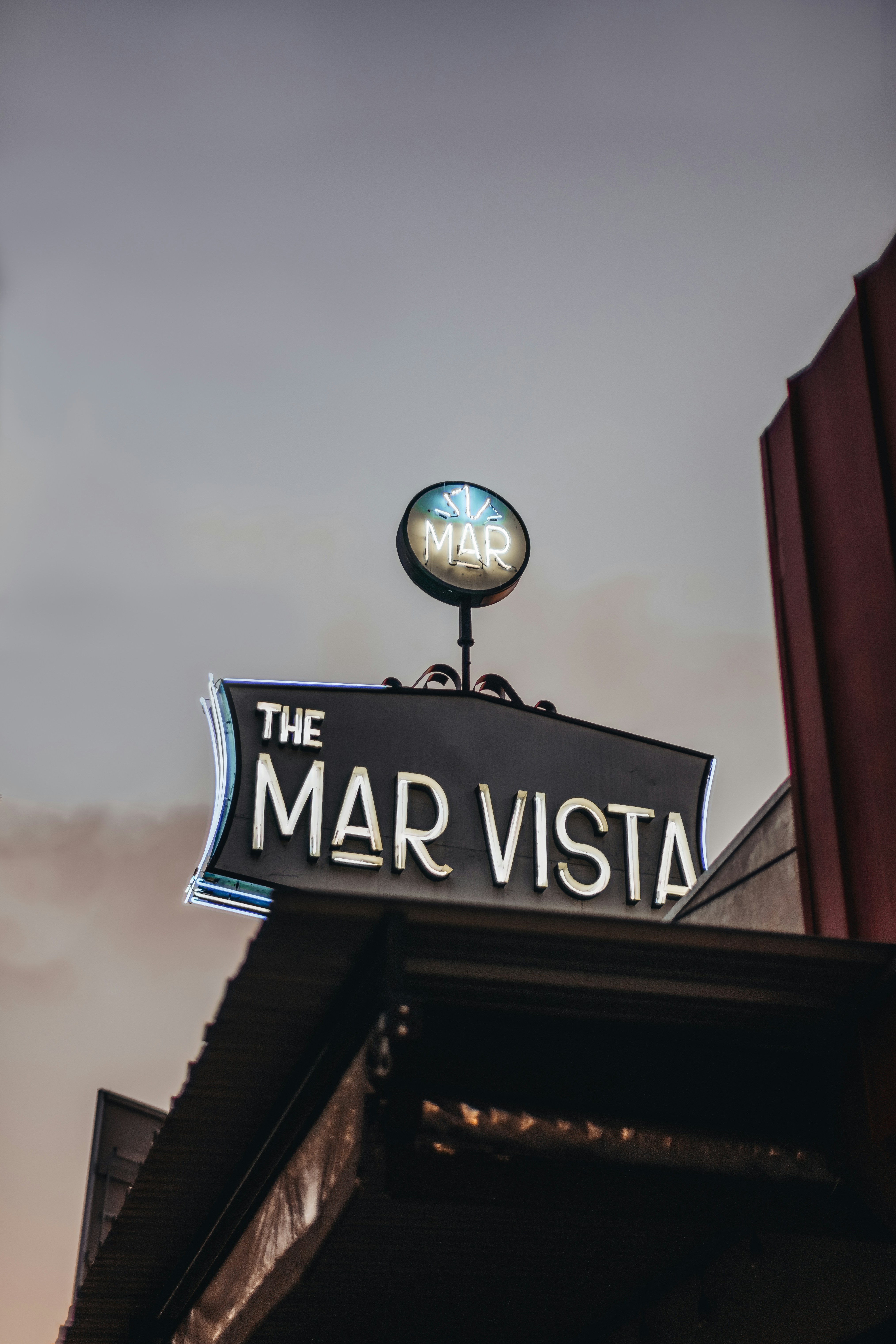 a mar vista sign on top of a building
