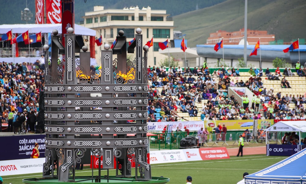 낮에 축구 경기를 보는 사람들