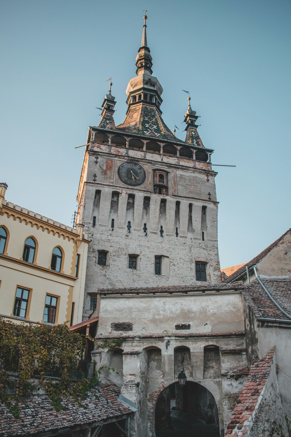 Braunes Betongebäude unter blauem Himmel tagsüber