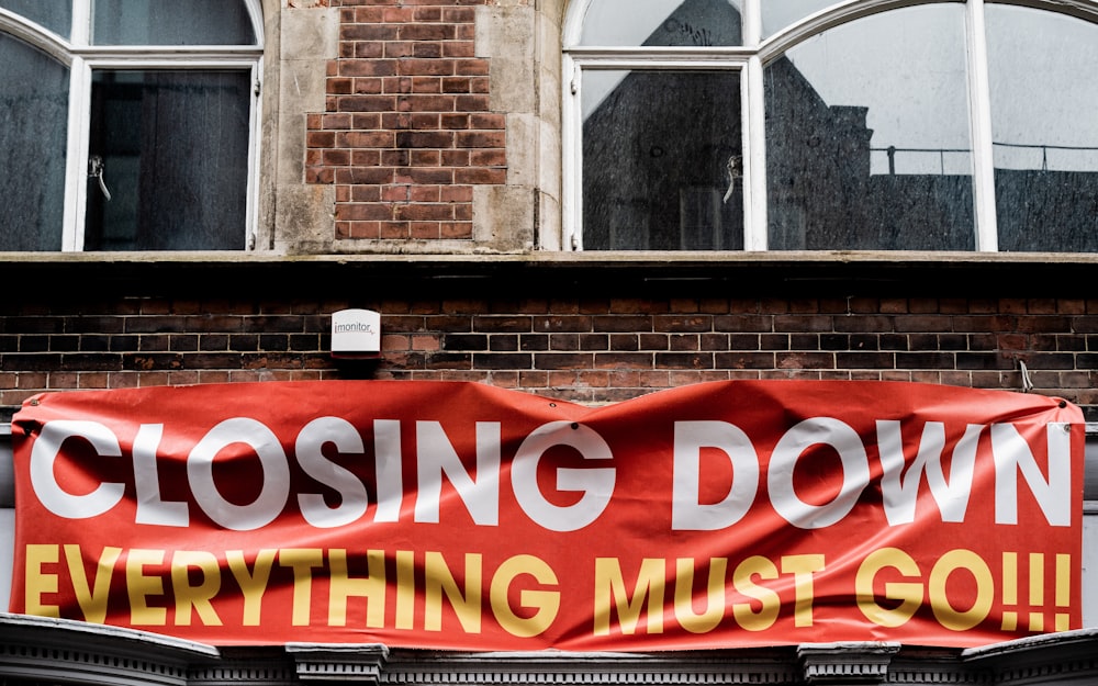 How do the signs of an economic recession today compare to the 2008 recession? Image: banner reading, 'CLOSING DOWN. EVERYTHING MUST GO!!!'