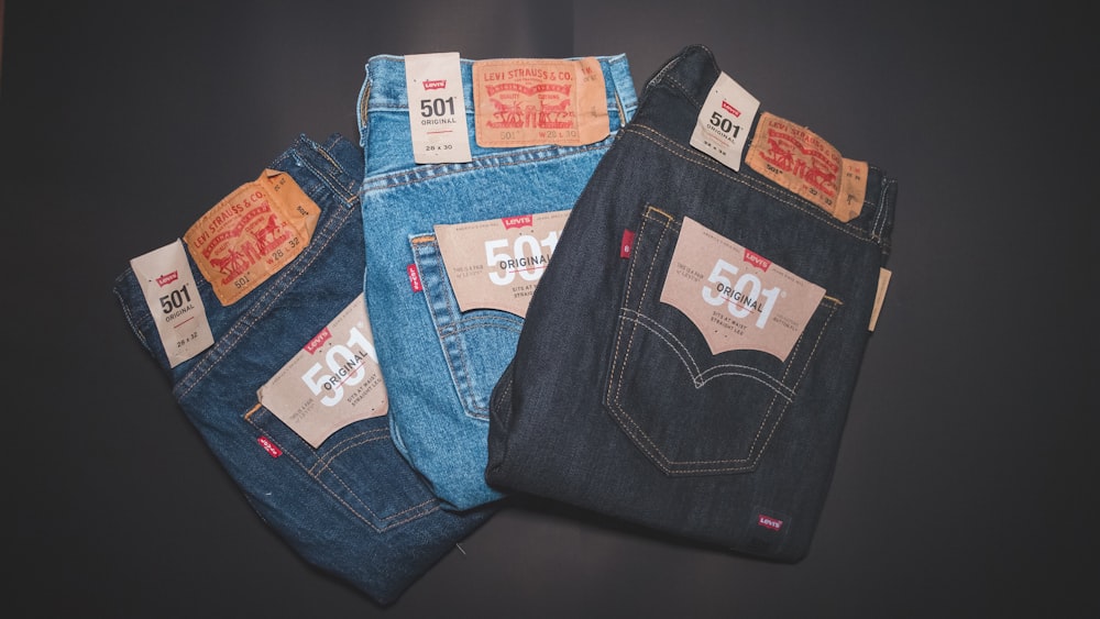 Blaue Denim Jeans auf schwarzem Textil