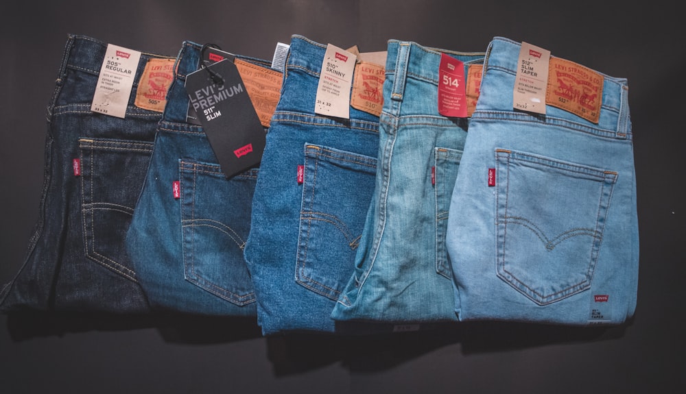 jeans denim blu su superficie nera