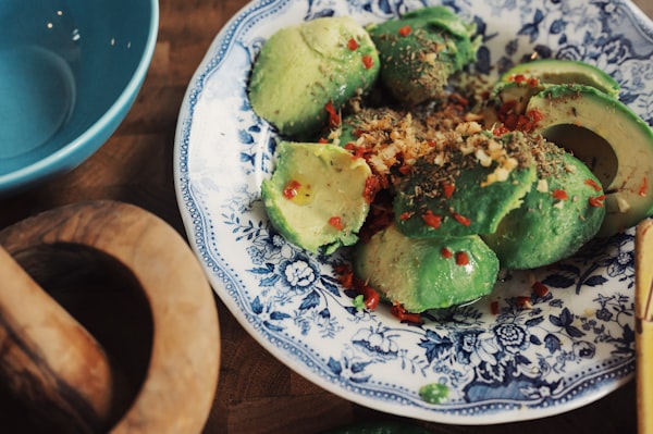 Cobbsalade met spek, avocado en blauwe kaas — receptfoto