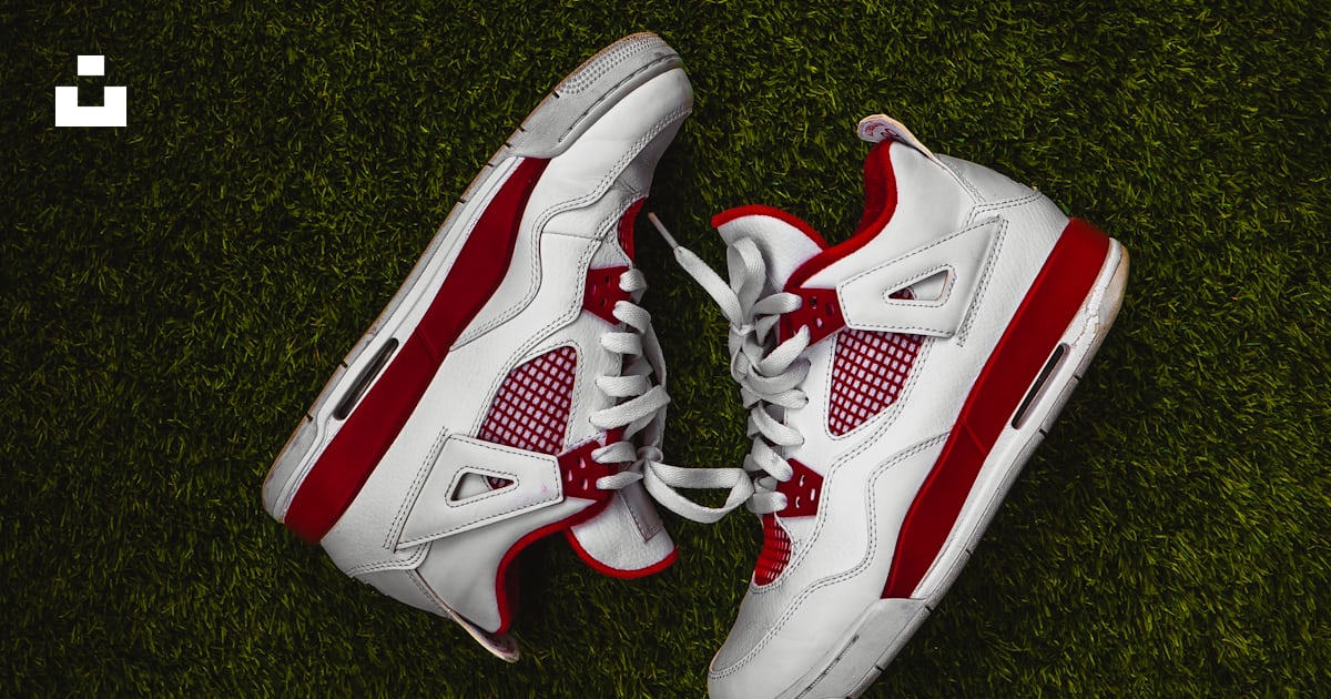 Chaussures de basket-ball Nike blanches et rouges sur herbe verte photo ...