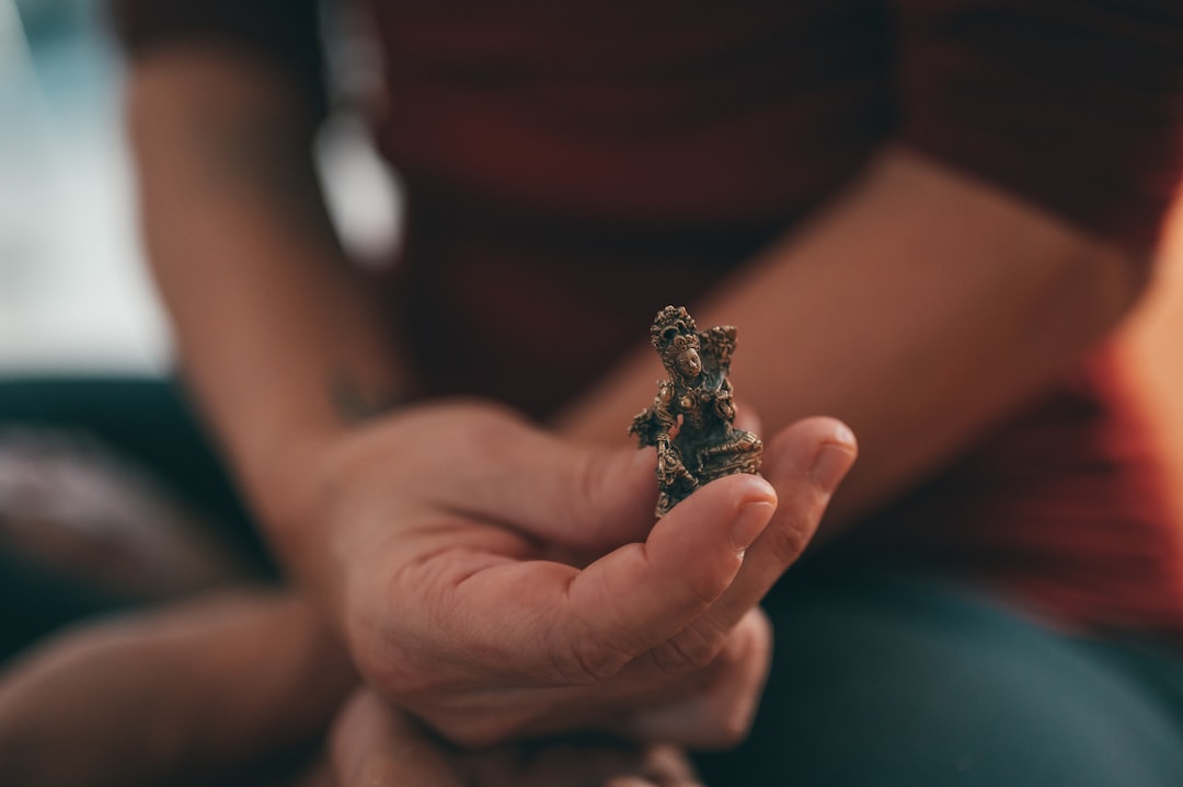 gold and green frog ring