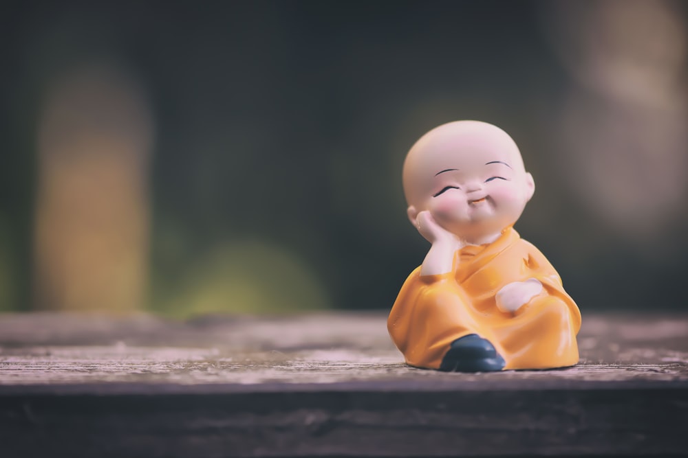 bébé en chemise jaune figurine