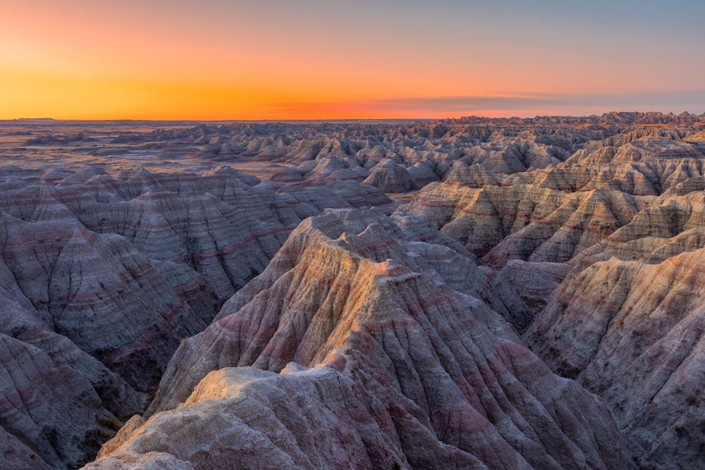 Montaña rocosa marrón bajo el cielo azul durante el día