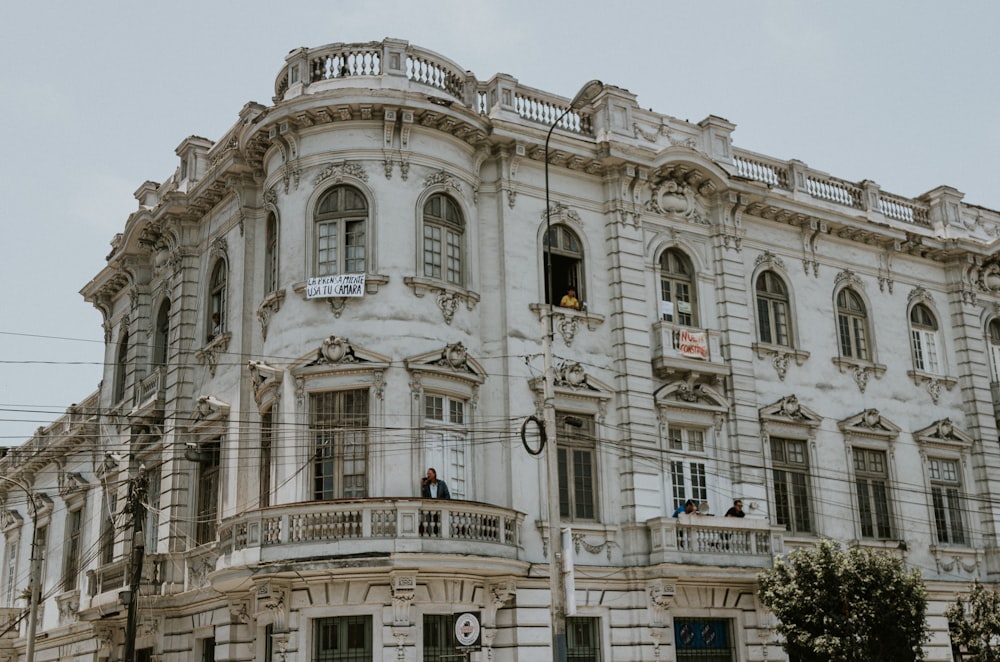 edificio in cemento bianco durante il giorno