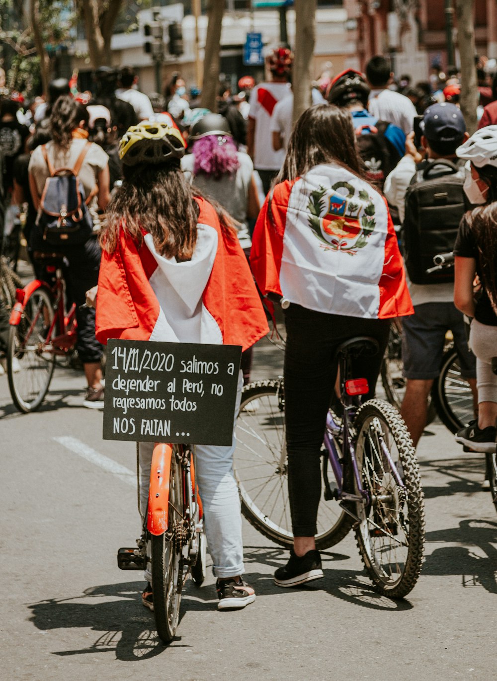 personnes faisant du vélo sur la route pendant la journée