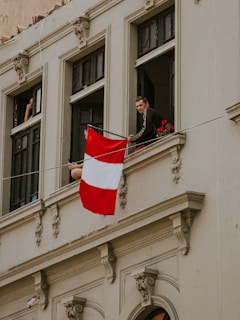 peru flag: peru travel tips