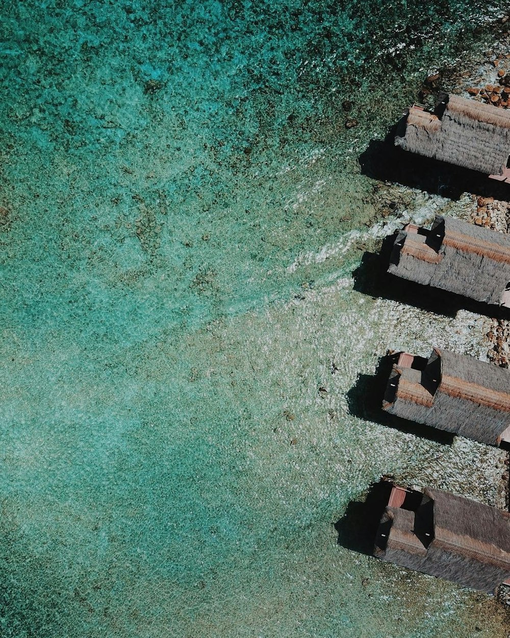 日中の水域のそばにある茶色のコンクリートの建物の空中写真