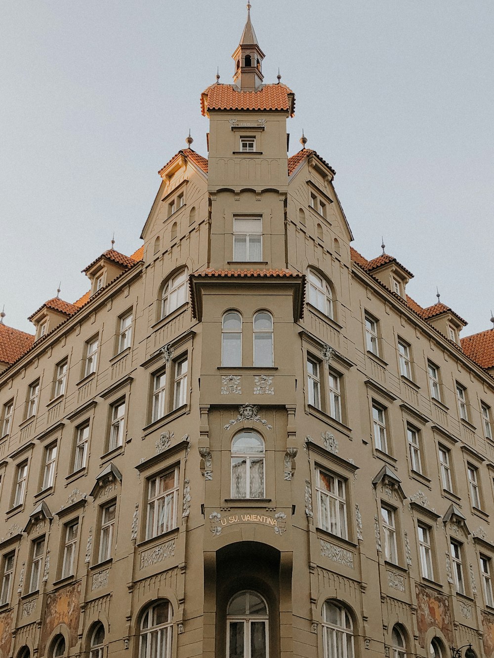 edificio in cemento marrone sotto il cielo bianco durante il giorno