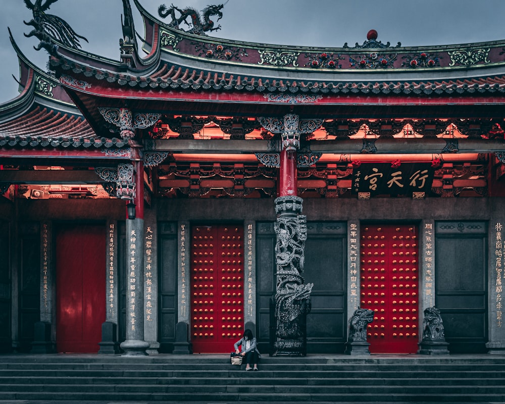 赤と黒の中国寺院