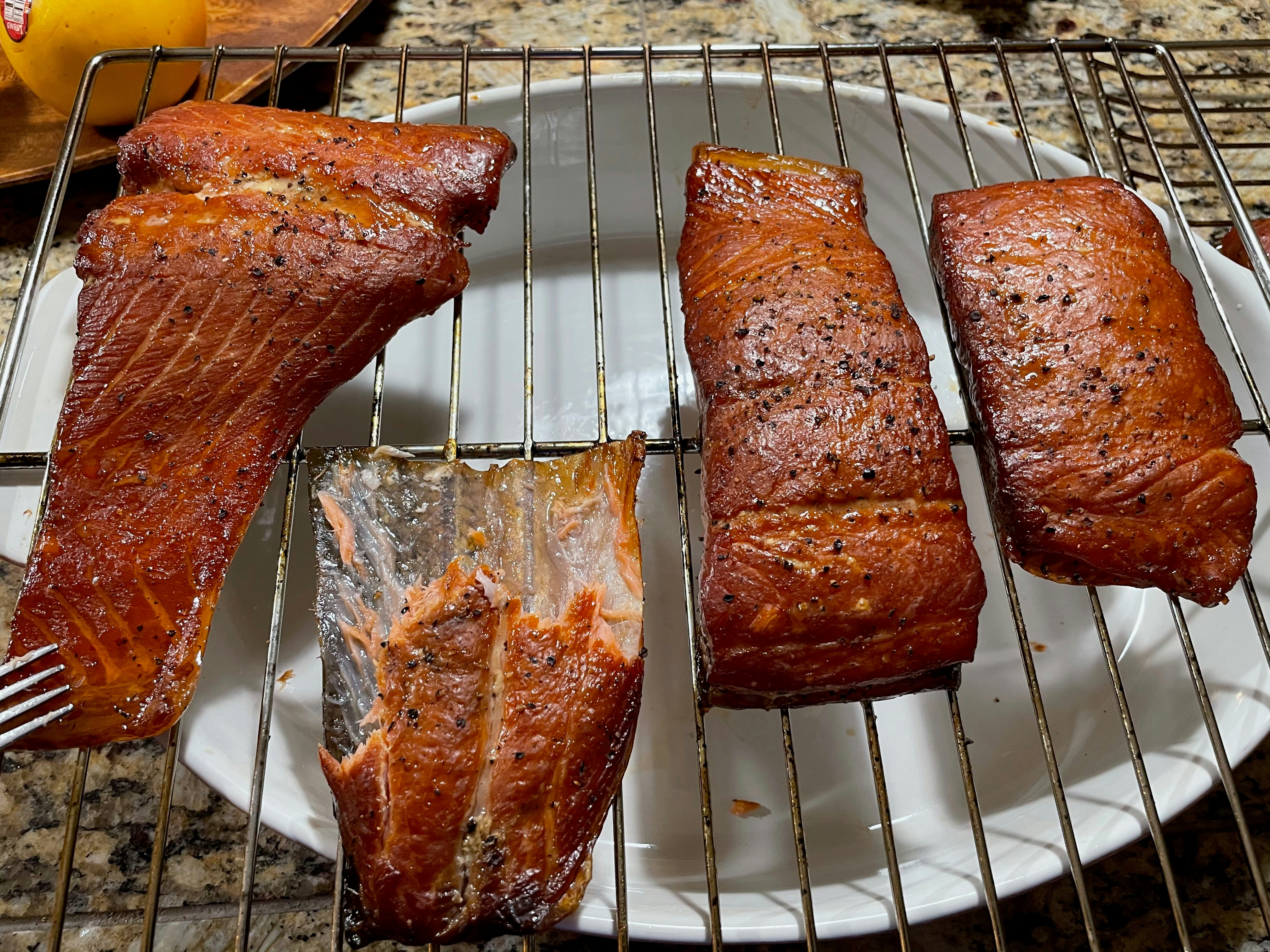 Rūkytos lašišos gabaliukas