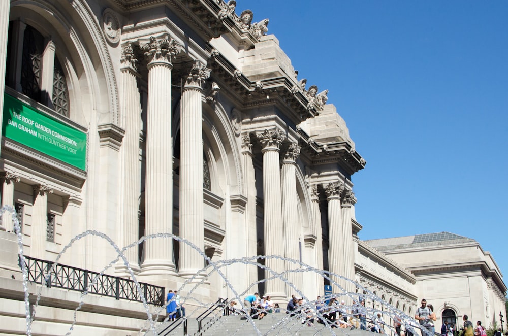 Bâtiment en béton blanc sous le ciel bleu pendant la journée