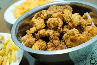 comida frita y crujiente en plato