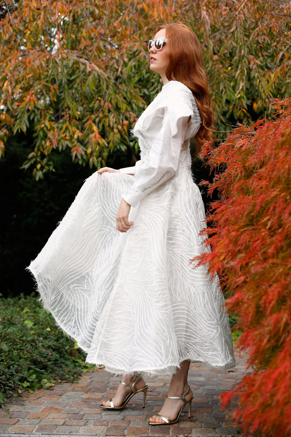 Donna in abito bianco in piedi vicino a fiori rossi foto – Abbigliamento  Immagine gratuita su Unsplash