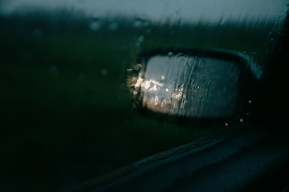 Gotas de agua en la ventanilla del coche