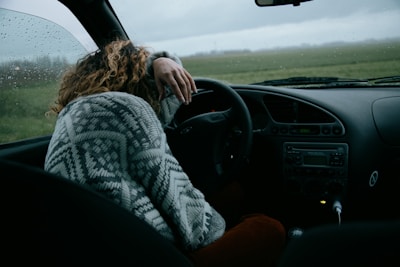 Pessoa triste que parou o carro para poder chorar