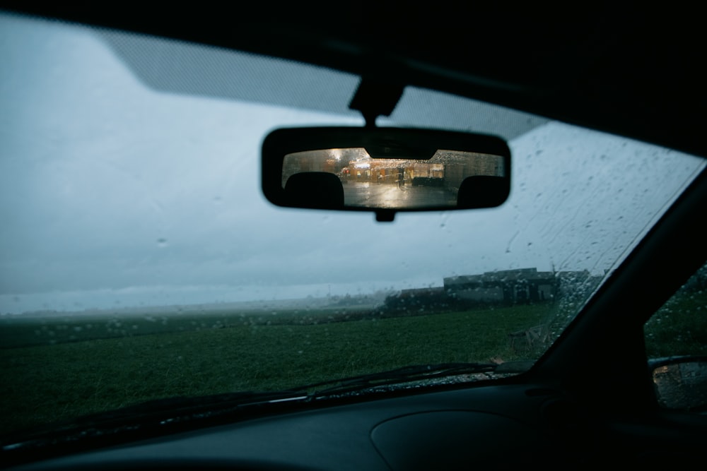 finestrino dell'auto con goccioline d'acqua