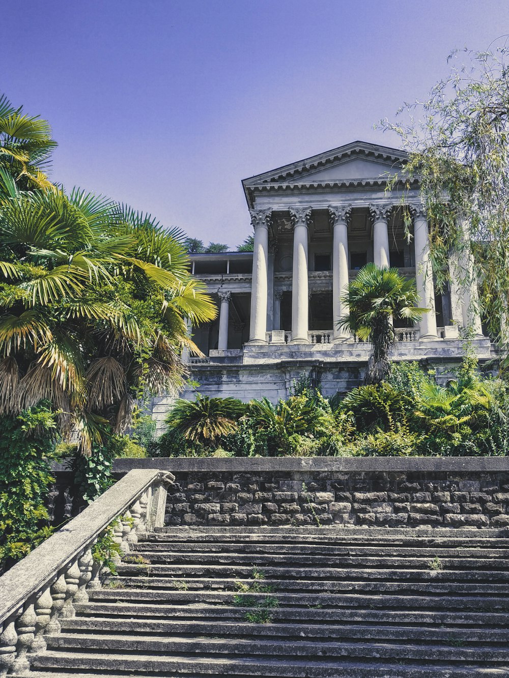 a large building with columns and columns on top of it