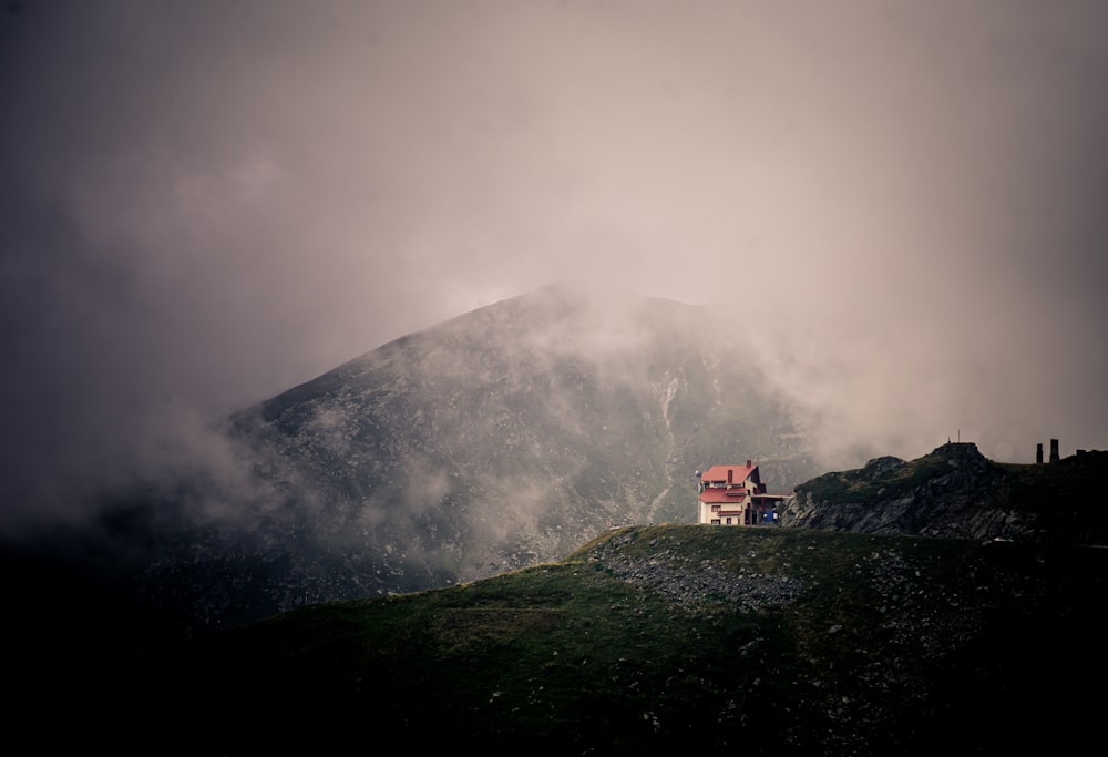 Rot-Weißes Haus auf dem Gipfel des Berges