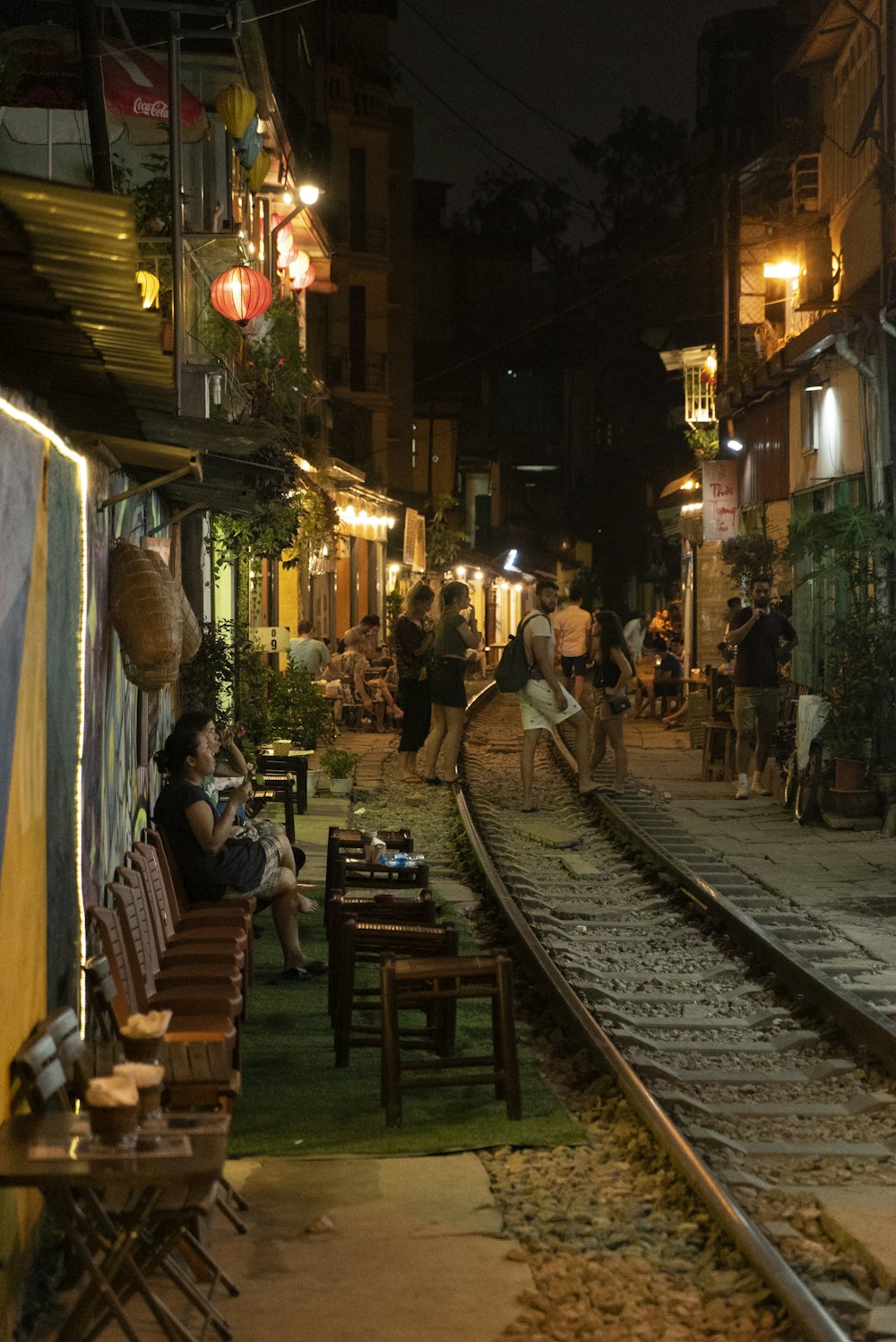 pessoas andando na rua durante a noite