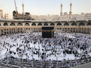 people doing tawaf around the Ka'bah during the daytime