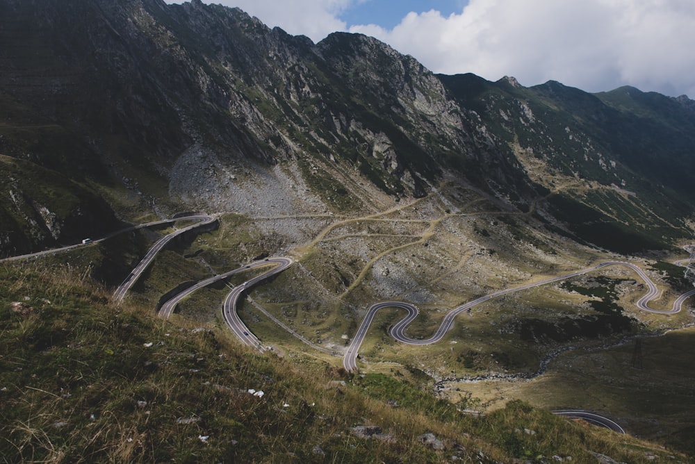 山の上の灰色のコンクリート道路