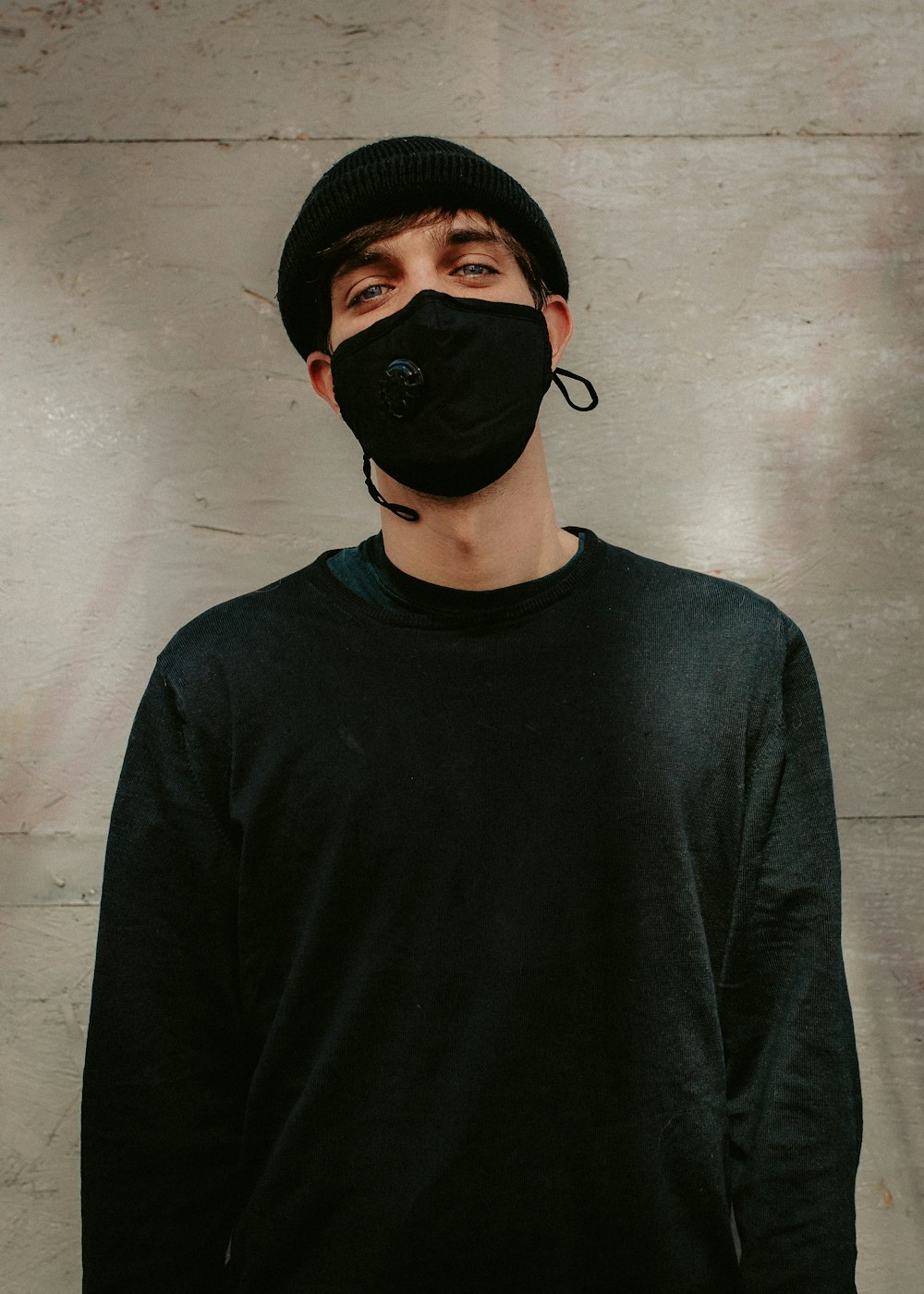 man in black crew neck shirt wearing black mask