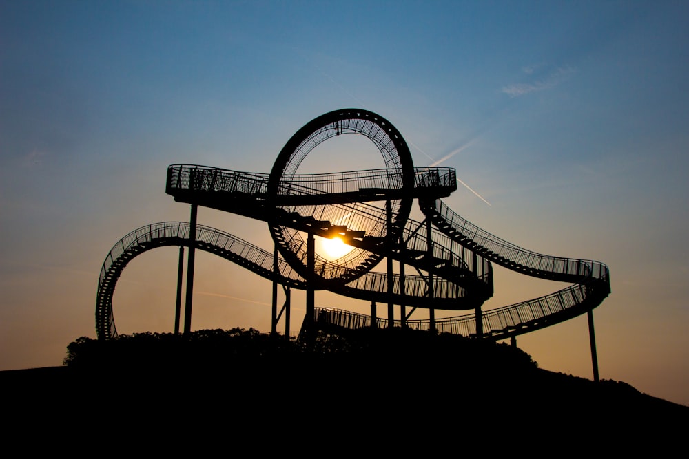 silhueta da roda gigante durante o pôr do sol