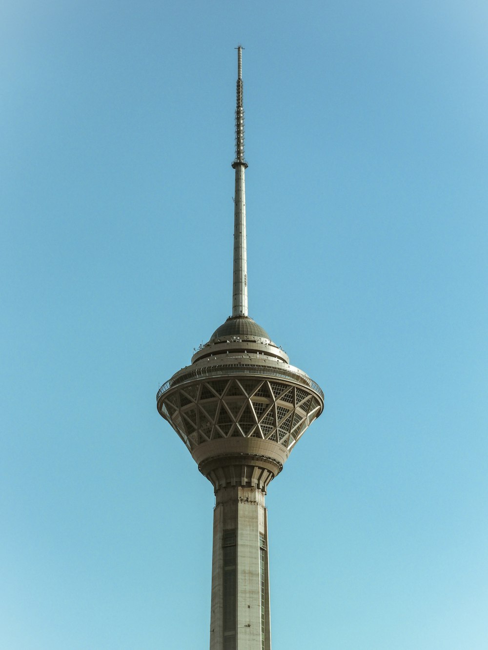 Torre de hormigón blanco y verde