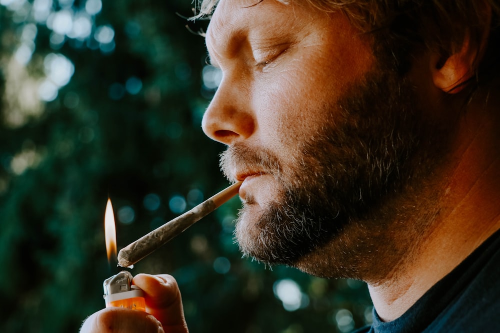 homem que fuma cigarro durante o dia