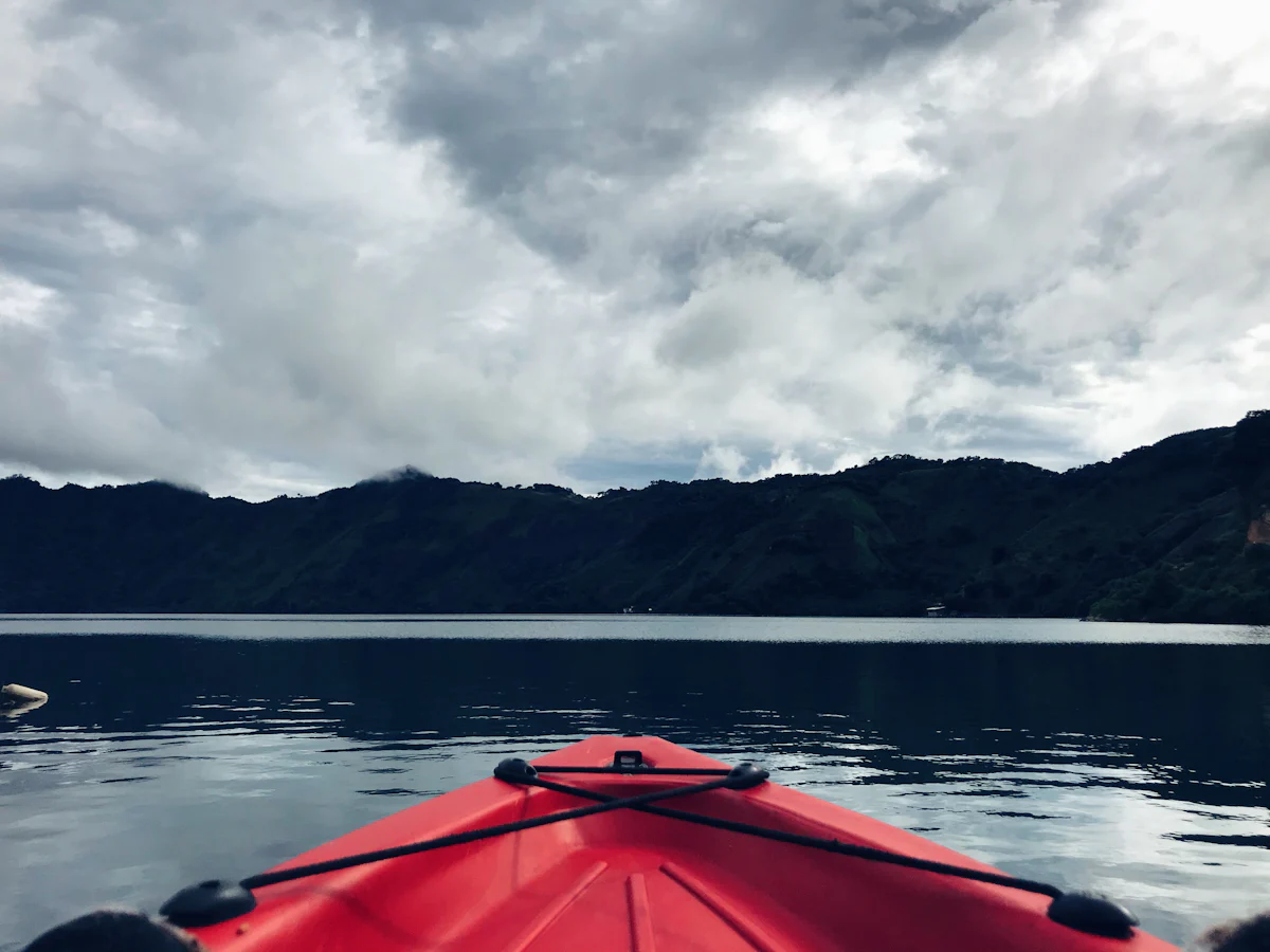 Kayak sobre el agua quieta de una ensenada escondida al pie de la montaña