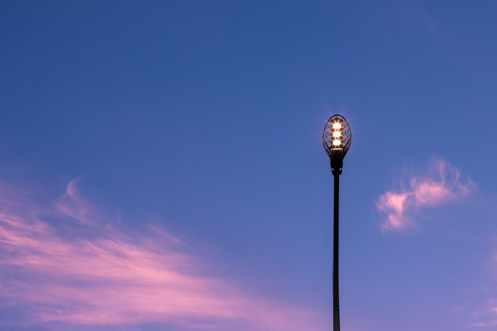 lampadaire noir pendant la nuit