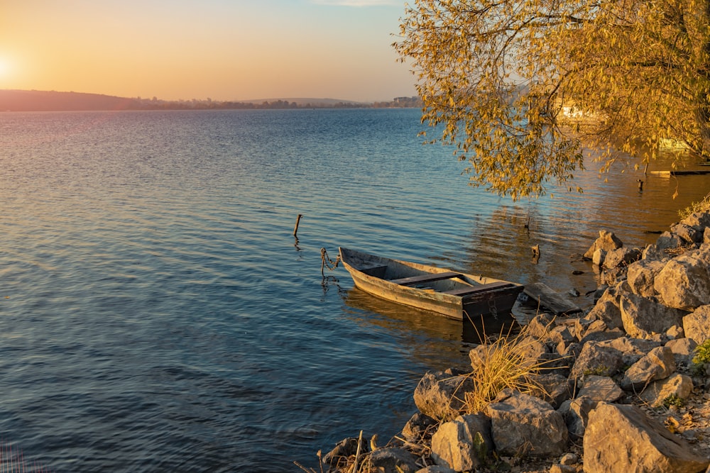 bateau en bois brun sur le plan d’eau pendant la journée