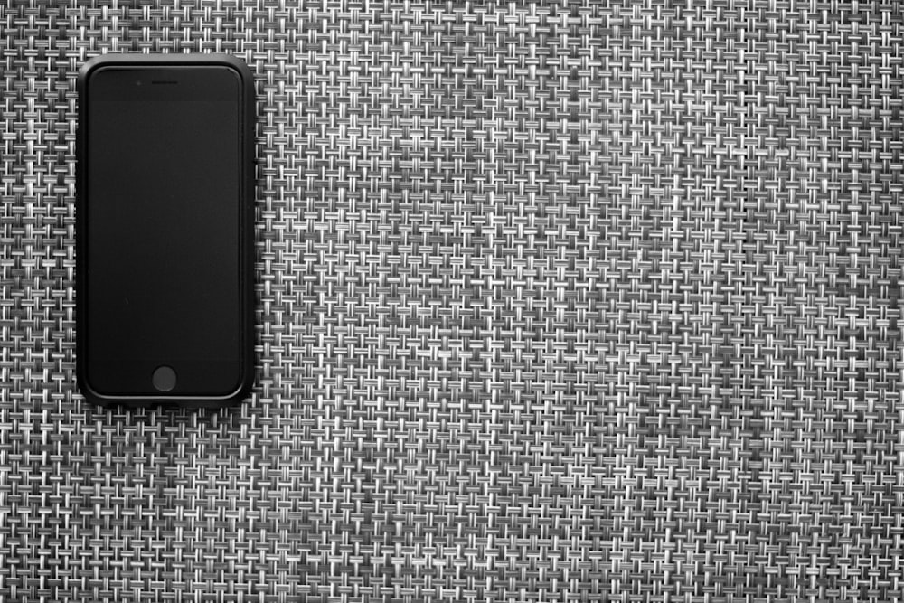 白と紫の市松模様のテキスタイルに黒の Iphone 5の写真 Unsplashで見つけるグレーの無料写真