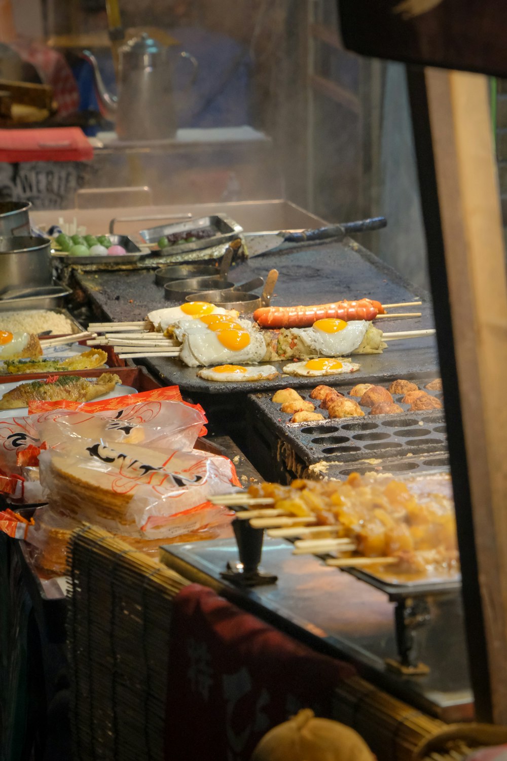 Alimentos cocinados en bandeja de metal negro