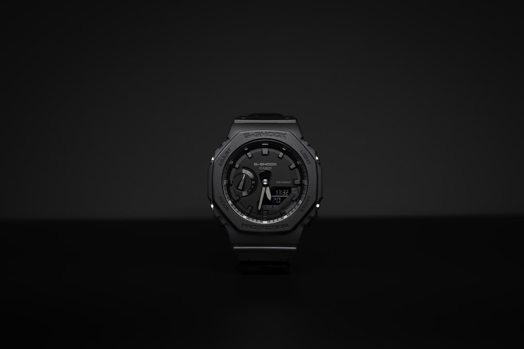 Montre G-shock sur fond noir