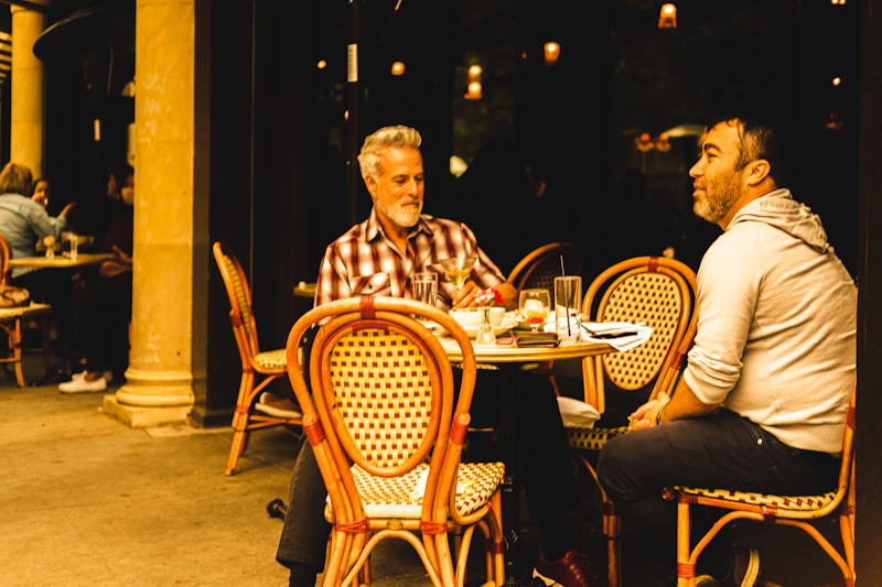 Encontro aconchegante em restaurante