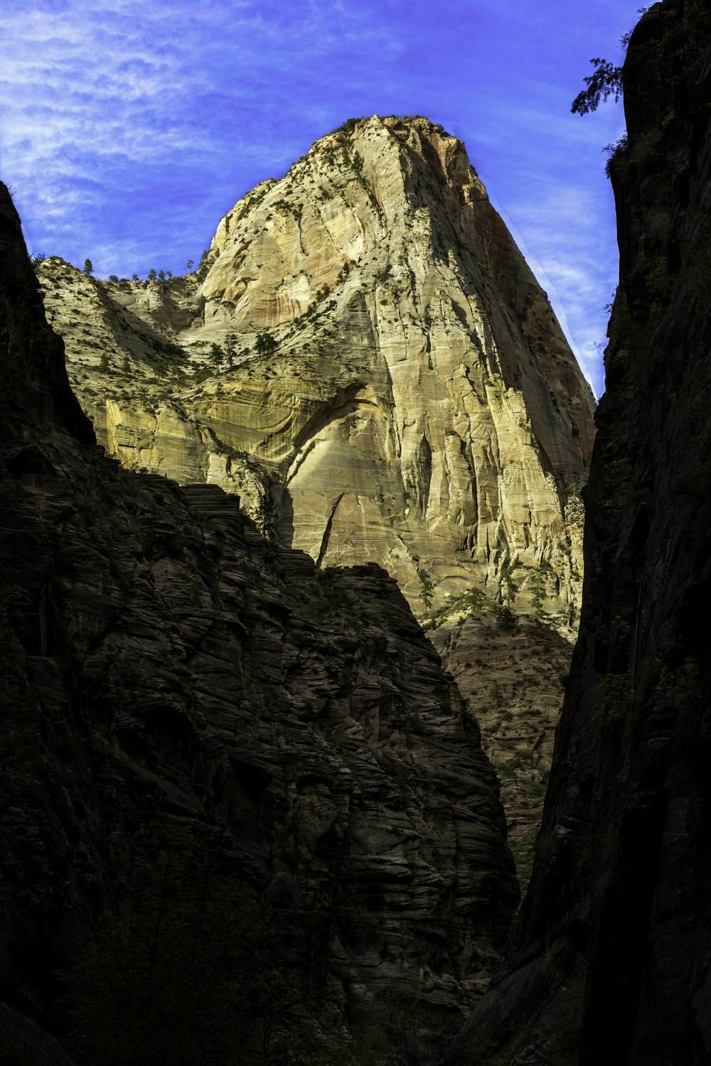 Montaña rocosa marrón bajo el cielo azul durante el día