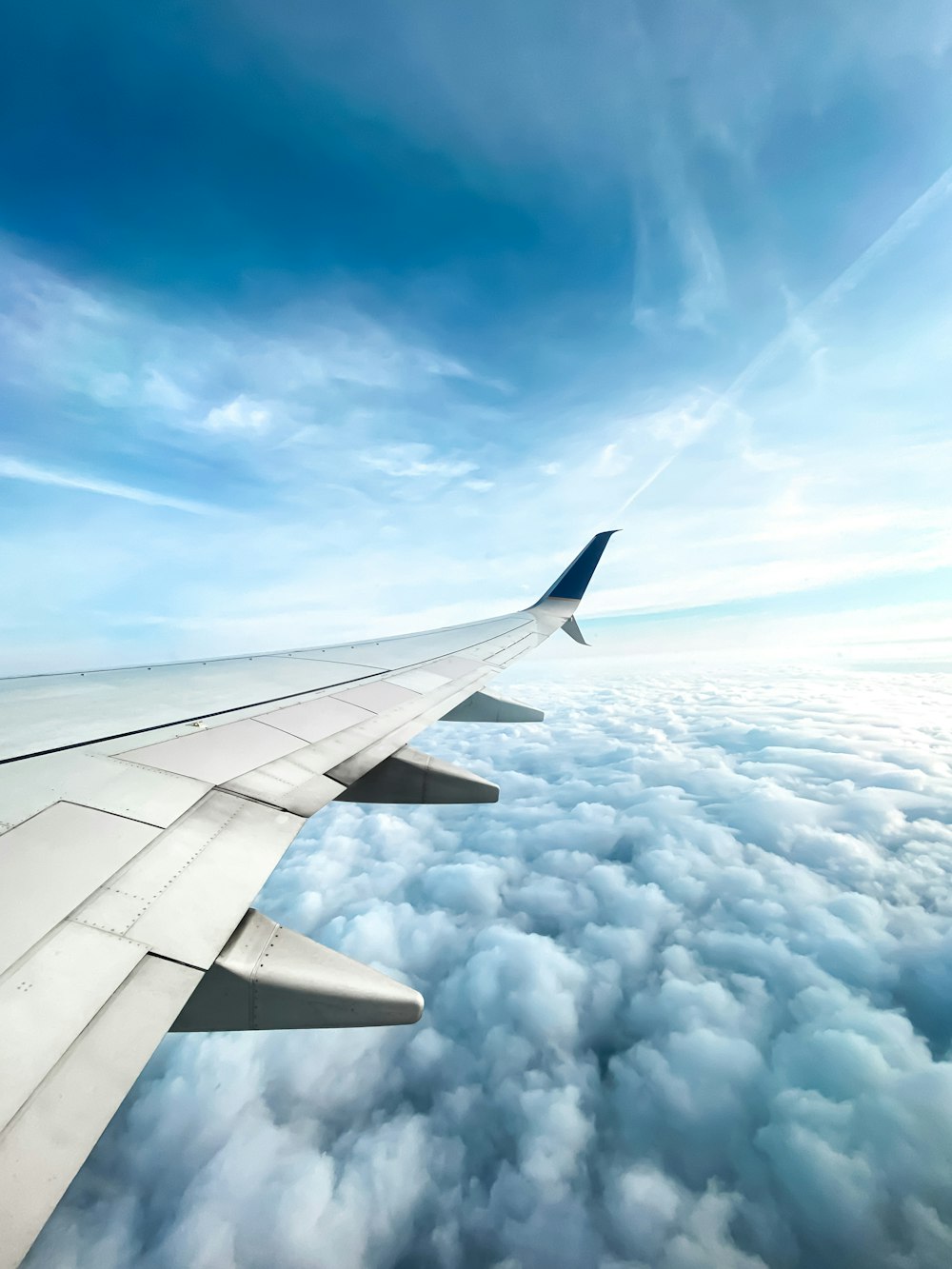 昼間の白い雲と青い空