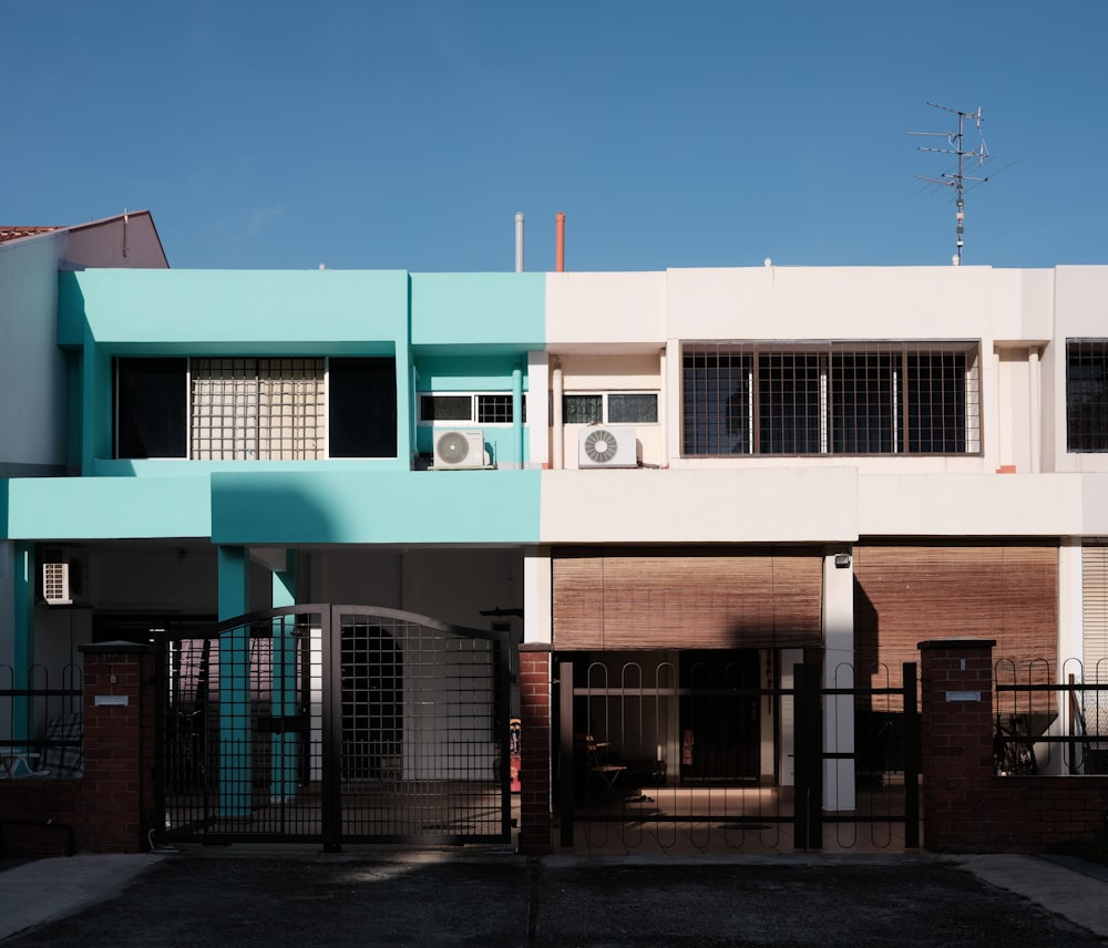 Edificio de hormigón verde y blanco bajo el cielo azul durante el día