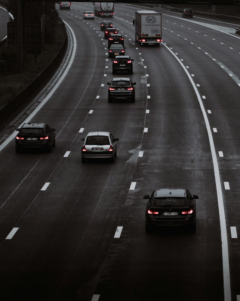 Coche negro en la carretera