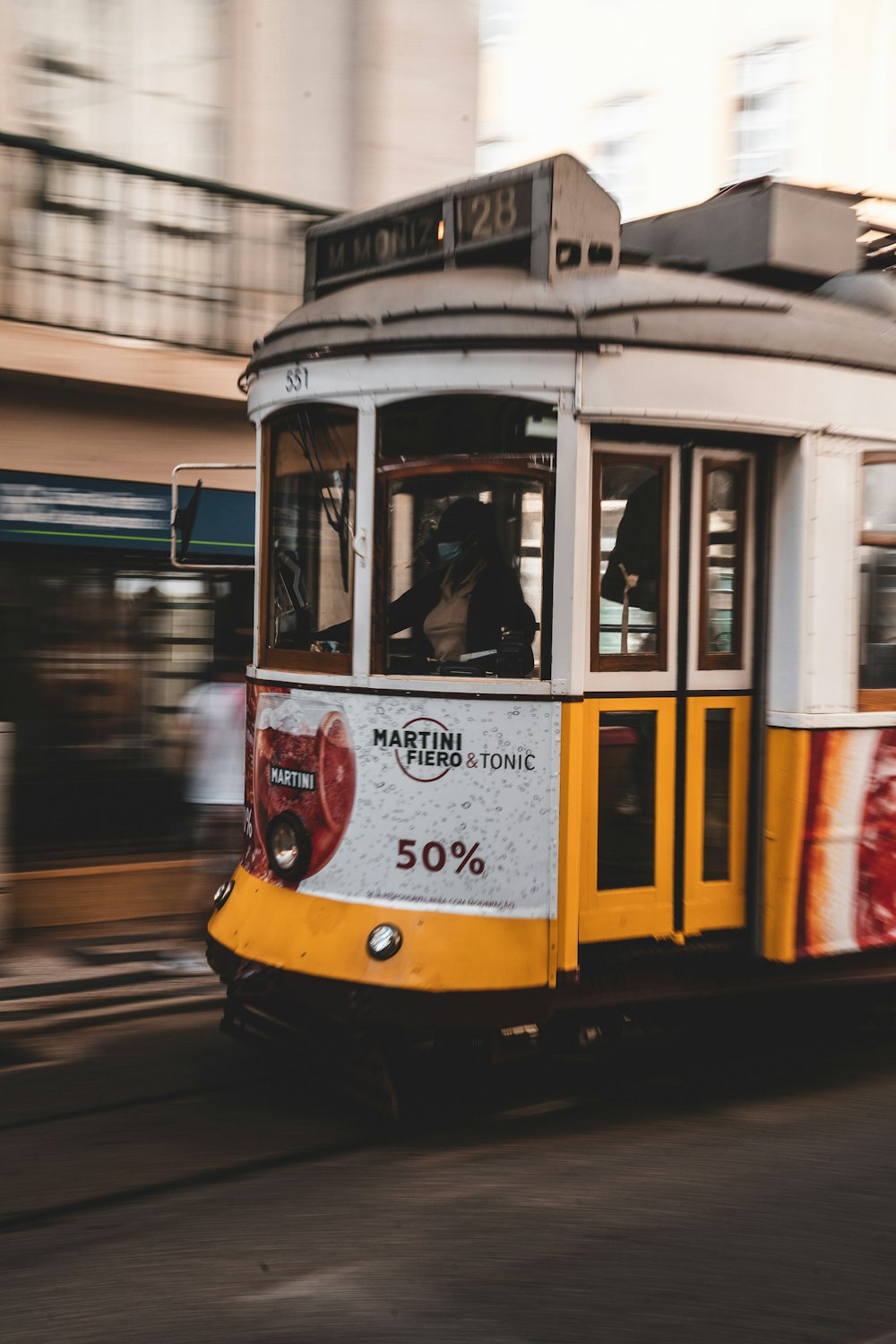 eléctrico amarelo e branco na estrada durante o dia