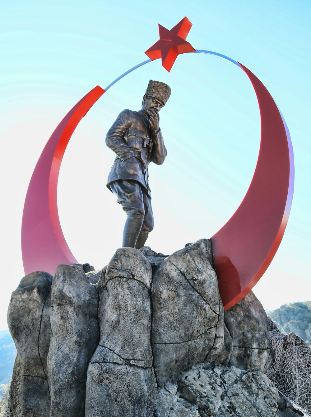 uomo in giacca e pantaloni neri che tiene la statua dell'ombrello rosso